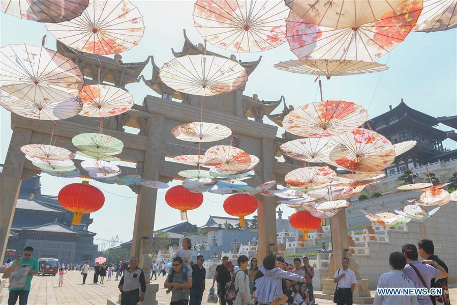 Tourists visit Tongguan old town during the week-long National Day holiday in Wangcheng District of Changsha City, central China\'s Hunan Province, Oct. 5, 2018. (Xinhua/Chen Zeguo)