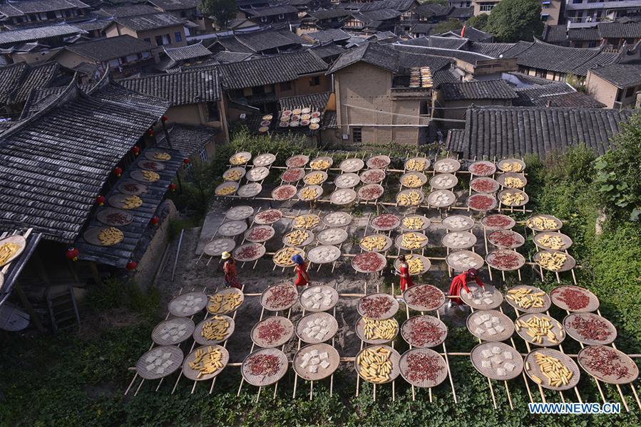 Tourists view the crops aired by farmers at Guifeng Village of Sanming City, southeast China\'s Fujian Province, Oct. 6, 2018. (Xinhua/Wang Wangwang)