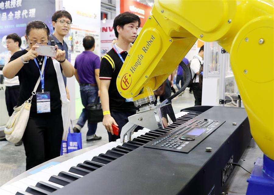 A bionic robot hand plays the piano at China International Industry Fair 2018 in east China\'s Shanghai, Sept. 19, 2018. The 20th China International Industry Fair opened on Sept. 19 in Shanghai, with over 2,600 companies participating in the five-day event. (Xinhua/Fang Zhe)
