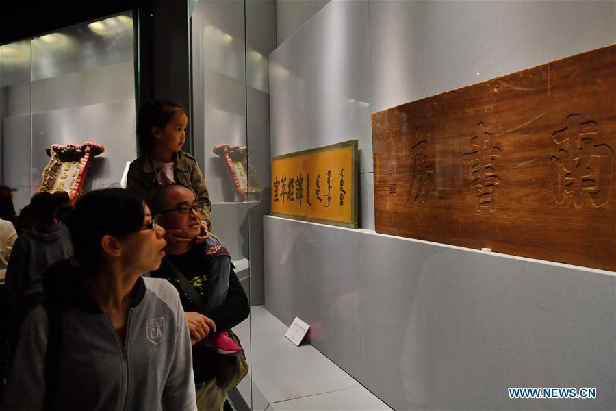People look at cultural relics displayed at an exhibition in Taiyuan Museum, north China\'s Shanxi Province, Oct. 7, 2018. An exhibition of cultural relics from the Palace Museum attracted local residents. (Xinhua/Cao Yang)
