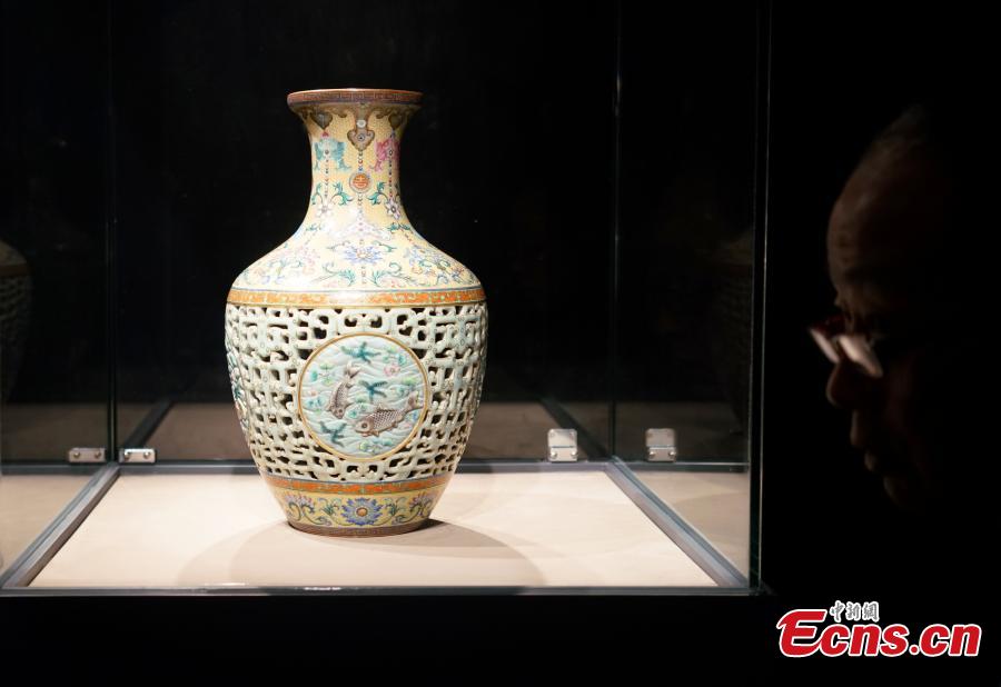 A vase made during the reign of Emperor Qianlong (1700s) fetched 149 million Hong Kong dollars (19 million U.S. dollars) at Sotheby\'s autumn auctions in Hong Kong. (Photo: China News/Zhang Wei)