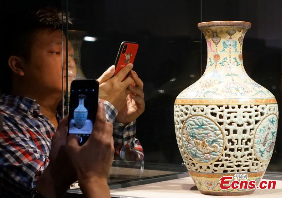 A vase made during the reign of Emperor Qianlong (1700s) fetched 149 million Hong Kong dollars (19 million U.S. dollars) at Sotheby\'s autumn auctions in Hong Kong. (Photo: China News/Zhang Wei)