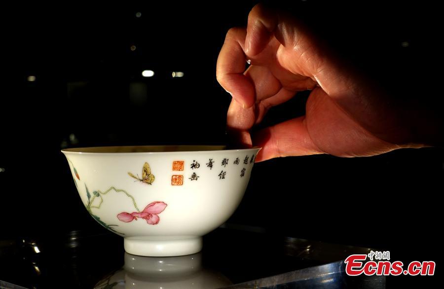 An enameled porcelain bowl with poppy and butterfly designs sold for 169.4 million Hong Kong dollars (21.6 million U.S. dollars) at Sotheby\'s autumn auctions in Hong Kong. The bowl was previously sold for 292 million Hong Kong dollars in 2003. (Photo: China News/Zhang Wei)