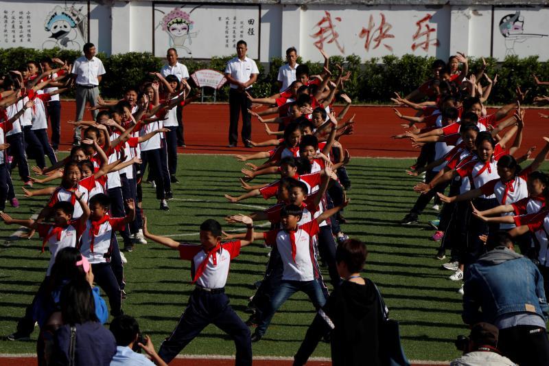 Students from the Xiaogang School, which includes nine grades, do exercises during a break between classes on Sept. 27. (Photo/chinadaily.com.cn)