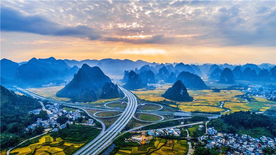 Golden rice fields in Baise, Southwest China\'s Guangxi Zhuang autonomous region, showcase the beautiful autumn landscape, on Oct. 5, 2018. (Photo/Asianewsphoto)