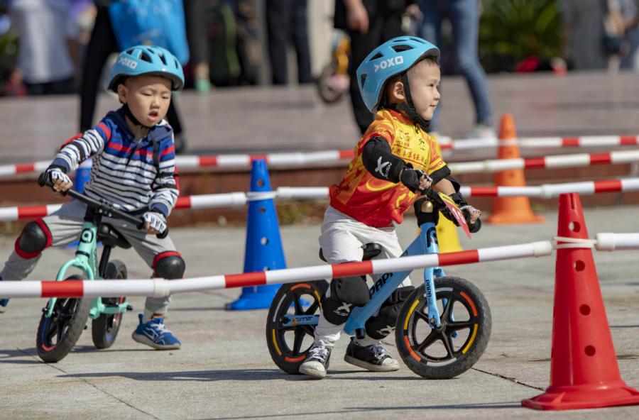 Children\'s leisure market saw brisk business during the week-long National Day holiday in China.

Businesses in sports, automobiles, high-tech gadgets, books and crafts launched various kinds of activities to attract children\'s attention.

Let\'s take a look at how children spent their holiday in different parts of the country.

Children take part in a balance bike race in Xinyu city, East China\'s Jiangxi Province, on Oct. 5, 2018. (Photo/Xinhua)