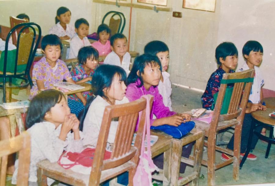 Students of the 1980s attend a class in a local primary school in Yangang village, which was later merged into Xiaogang village. (Photo provided to chinadaily.com.cn)