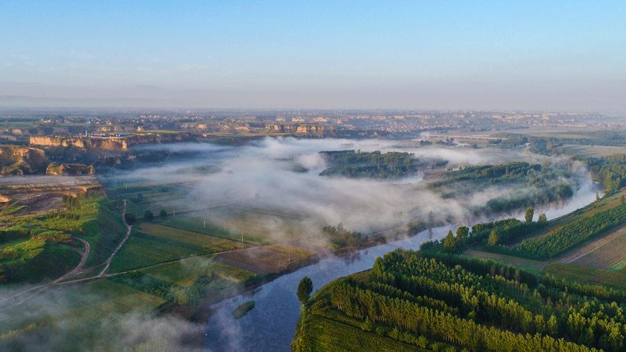 The Fenhe River in Jishan county, Shanxi Province, shrouded in mist looks like a picturesque Chinese ink painting. (Photo by Yang Dexin/for chinadaily.com.cn)

After days of autumn rain, the Fenhe River in Jishan county, Shanxi Province, got shrouded in mist, and looked like a picturesque Chinese ink painting. The fairyland full of natural wonders attracts lots of visitors in the harvest season.