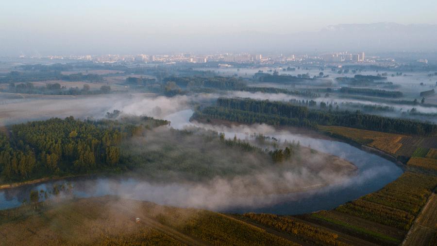 The Fenhe River in Jishan county, Shanxi Province, shrouded in mist looks like a picturesque Chinese ink painting. (Photo by Yang Dexin/for chinadaily.com.cn)