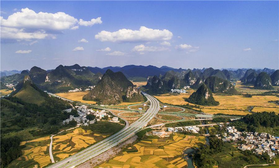 Golden rice fields in Baise, Southwest China\'s Guangxi Zhuang autonomous region, showcase the beautiful autumn landscape, on Oct. 5, 2018. (Photo/Asianewsphoto)