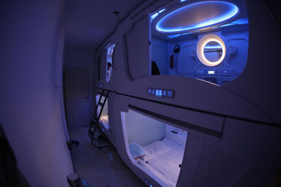 A smart capsule hotel recently opened in Changchun, capital of Northeast China\'s Jilin Province. Each room shaped like a white space capsule can accommodate one person and is well equipped. The first of its kind in the city, the hotel has been attracting many youths who want to experience this kind of lodging. (Photo by Bai Shi for chinadaily.com.cn)