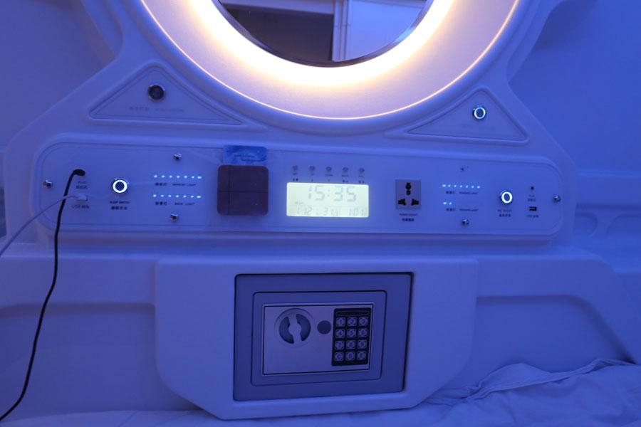 A smart capsule hotel recently opened in Changchun, capital of Northeast China\'s Jilin Province. Each room shaped like a white space capsule can accommodate one person and is well equipped. The first of its kind in the city, the hotel has been attracting many youths who want to experience this kind of lodging. (Photo by Bai Shi for chinadaily.com.cn)