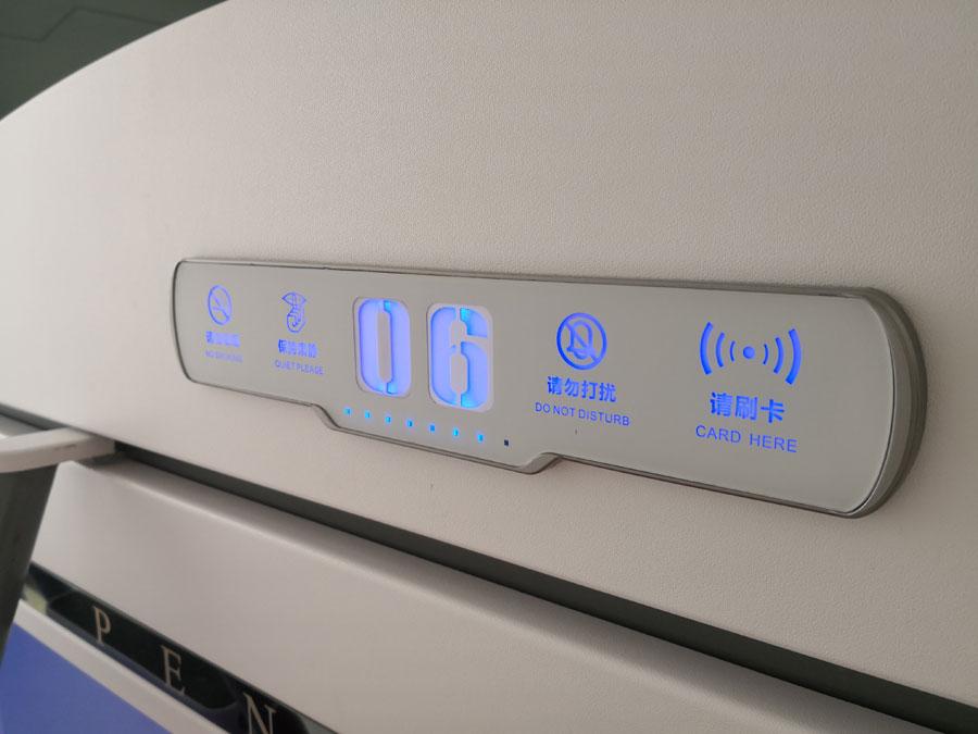 A smart capsule hotel recently opened in Changchun, capital of Northeast China\'s Jilin Province. Each room shaped like a white space capsule can accommodate one person and is well equipped. The first of its kind in the city, the hotel has been attracting many youths who want to experience this kind of lodging. (Photo by Bai Shi for chinadaily.com.cn)