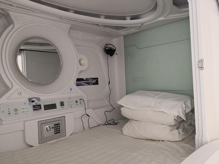 A smart capsule hotel recently opened in Changchun, capital of Northeast China\'s Jilin Province. Each room shaped like a white space capsule can accommodate one person and is well equipped. The first of its kind in the city, the hotel has been attracting many youths who want to experience this kind of lodging. (Photo by Bai Shi for chinadaily.com.cn)