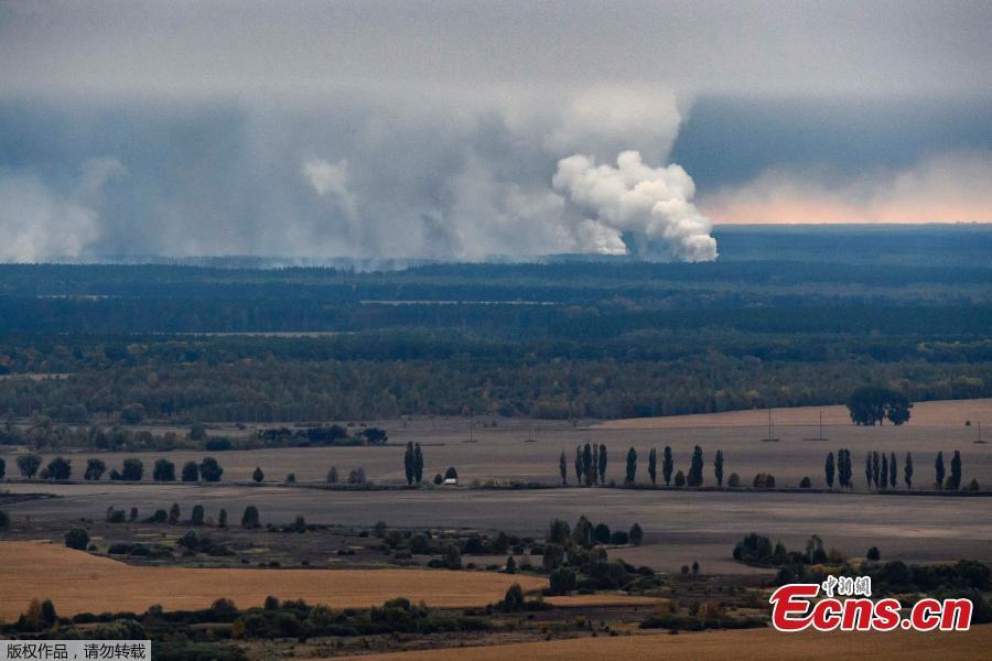 Smoke rises after a fire and explosions hit the Ukrainian defense ministry ammunition depot in the eastern Chernihiv region, Ukraine, Oct. 9, 2018. Ukrainian authorities suspect sabotage lay behind explosions that tore through an ammunition depot in the early hours of Tuesday, sending fireballs into the sky and causing more than 12,000 people to be evacuated. (Photo/Agencies)