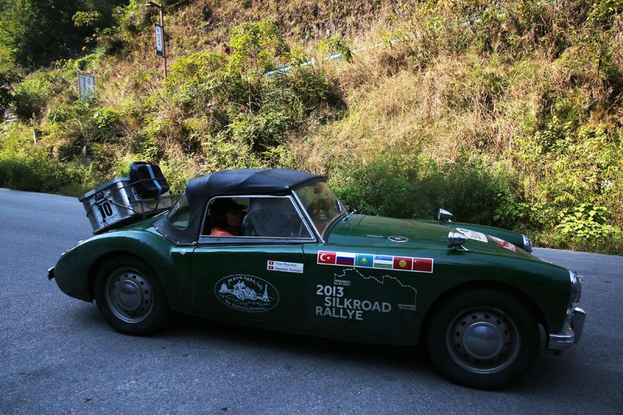 A driver passes by in his vintage car, Oct. 8, 2018. (Photo provided to chinadaily.com.cn)