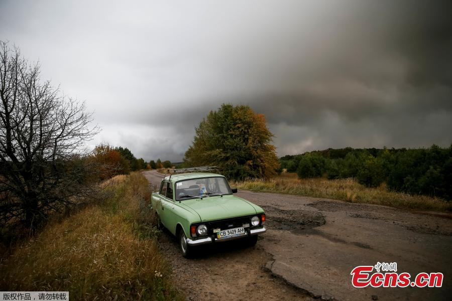 A car is left abandoned on a road in the settlement of Druzhba, located near the scene of explosions at a defense ministry ammunition depot in the eastern Chernigov region, Ukraine, Oct. 9, 2018. Ukrainian authorities suspect sabotage lay behind explosions that tore through an ammunition depot in the early hours of Tuesday, sending fireballs into the sky and causing more than 12,000 people to be evacuated. (Photo/Agencies)