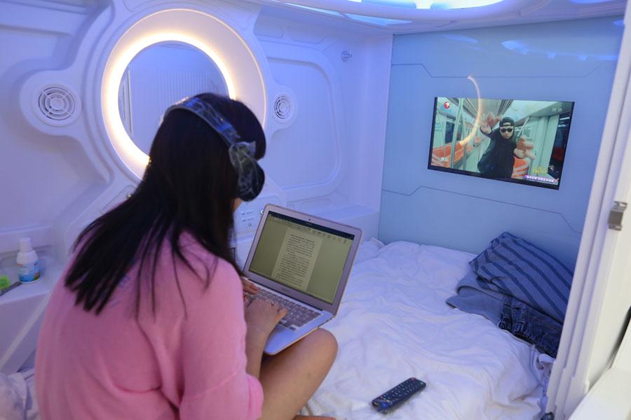 A smart capsule hotel recently opened in Changchun, capital of Northeast China\'s Jilin Province. Each room shaped like a white space capsule can accommodate one person and is well equipped. The first of its kind in the city, the hotel has been attracting many youths who want to experience this kind of lodging. (Photo by Bai Shi for chinadaily.com.cn)