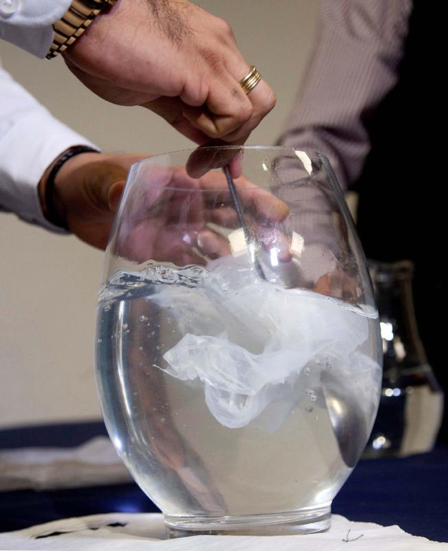A demonstration of how the material dissolves in water. (CLAUDIO REYES/FOR CHINA DAILY)
Industrialization
His work caught the attention of Polyrocks, renowned for its fire-retardant products, which was exploring new business opportunities. In 2015, the two joined hands in modified PVA industrialization.
\