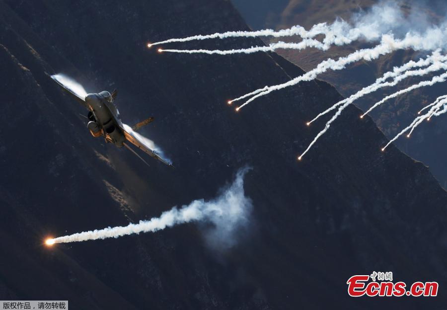 A Swiss Air Force F/A 18 Hornet fighter jet releases flares during a flight demonstration over the Axalp in the Bernese Oberland, Switzerland, Oct. 10, 2018. (Photo/Agencies)