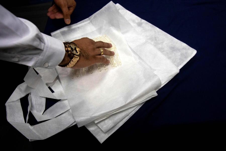 Bags made from PVA, a water-soluble material, are displayed at a media briefing in Santiago, Chile, in July. (CLAUDIO REYES/FOR CHINA DAILY)
The innovation, jointly developed in China, could reduce the threat the material poses in seas across the world.
Chilean businessman Roberto Astete has had the same dream for several years: used plastic cutlery from a dinner party is automatically sorted and fed into small grinders, after which the debris is dissolved in water in just a few minutes before being flushed away.
\