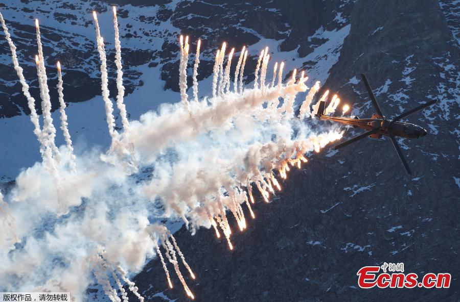 A Swiss Air Force Super Puma Cougar helicopter releases flares during a flight demonstration over the Axalp in the Bernese Oberland, Switzerland, Oct. 10, 2018. (Photo/Agencies)
