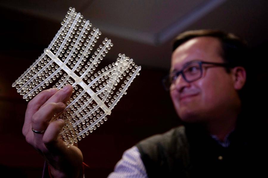 Engineer Christian Olivares shows a sheet of PVA, which could help prevent ecological damage in the world\'s oceans. (CLAUDIO REYES/FOR CHINA DAILY)
A major threat
Plastic pollution is considered a major threat to oceans worldwide.
During World Oceans Day on June 8, Antonio Guterres, secretary-general of the United Nations, called on the world to stop plastic pollution contaminating the oceans.
Eighty percent of all pollution in the sea comes from the land, including about 8 million tons of plastic waste every year, which has resulted in the deaths of 1 million seabirds and 100,000 marine mammals.
Besides Chile, Britain is set to ban all sales of single-use plastics, including plastic straws and cotton swabs. Kenya and Morocco already have similar restrictions.
\