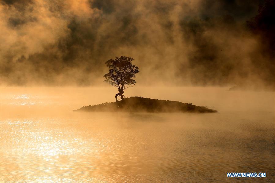 Photo taken on Oct. 11, 2018 shows an autumn scenery of the fog-enveloped Qishu Lake in Huangshan, east China\'s Anhui Province. (Xinhua/Shi Guangde)