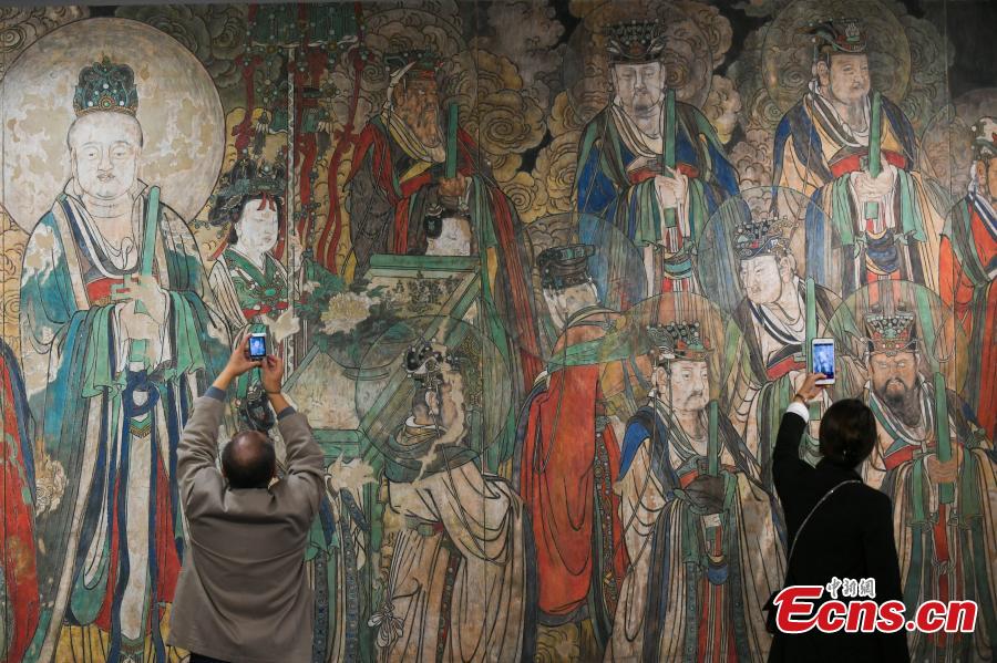 Visitors look at a replica of Chao Yuan Tu (Pictures of Paying Homage to the Origin), the famous wall murals that depict the story of Taoism in Yongle Temple, at the Taiyuan Art Museum in Taiyuan City, North China’s Shanxi Province, Oct. 11, 2018. The life-size replica was created using high-tech means. The museum is exhibiting 80 replicas of ancient original murals from China but now collected in other countries. (Photo: China News Service/Wu Junjie)