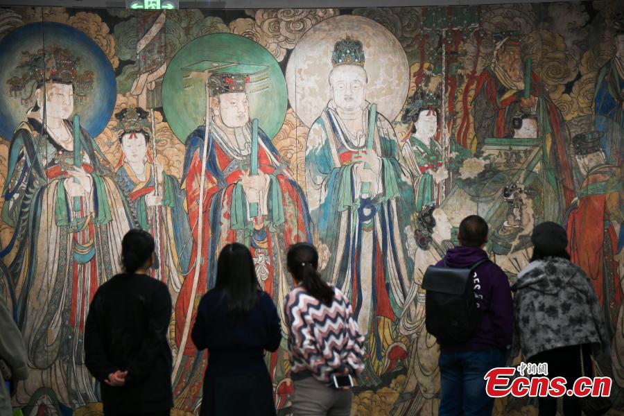 Visitors look at a replica of Chao Yuan Tu (Pictures of Paying Homage to the Origin), the famous wall murals that depict the story of Taoism in Yongle Temple, at the Taiyuan Art Museum in Taiyuan City, North China’s Shanxi Province, Oct. 11, 2018. The life-size replica was created using high-tech means. The museum is exhibiting 80 replicas of ancient original murals from China but now collected in other countries. (Photo: China News Service/Wu Junjie)