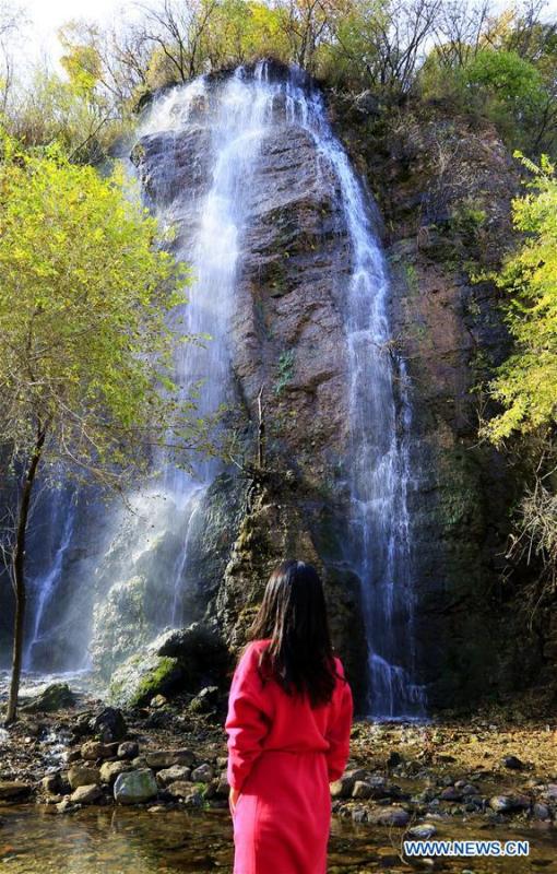 A tourist visits the Yudushan scenic area in Yanqing District of Beijing, capital of China, Oct. 10, 2018. (Xinhua/Li Xin)