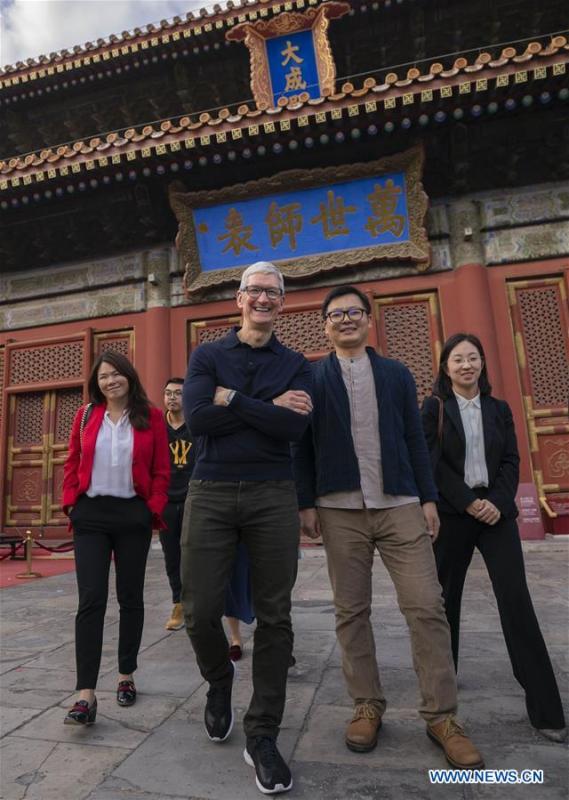 Apple\'s CEO Tim Cook and Qu Zhangcai (2nd R), one of the founders of Xichuangzhu APP, visit Beijing Confucian Temple in Beijing, capital of China, on Oct. 10, 2018. Cook paid a visit to Beijing Confucian Temple and the Imperial College on Wednesday. (Xinhua/Cai Yang)