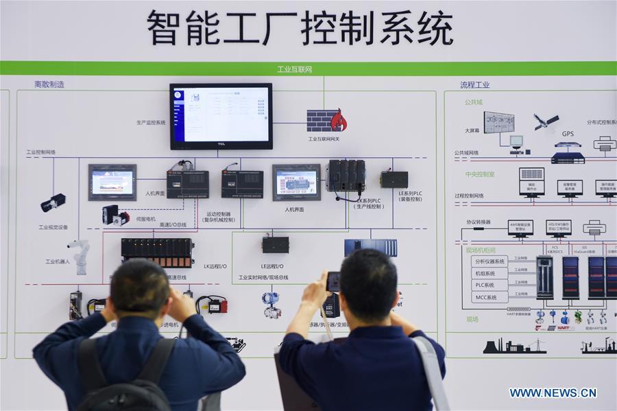 Visitors look at a smart factory control system during the World Intelligent Manufacturing Summit (WIMS) 2018 in Nanjing, east China\'s Jiangsu Province, Oct. 11, 2018. The WIMS 2018 opened at the Nanjing International Expo Center on Thursday. The event attracts over 1,900 exhibitors worldwide to showcase the latest technologies, advanced products, development trends and cutting-edge solutions in the intelligent manufacturing field. (Xinhua/Li Bo)