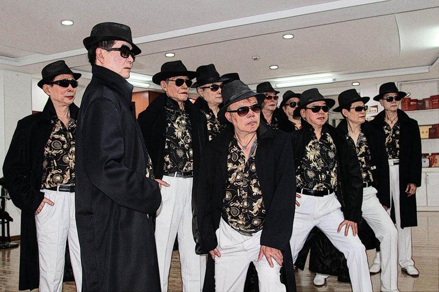 With average age of 68 years, the special model crew strikes poses for picture at a college for seniors in Wuhan, Central China\'s Hubei province. (Photo provided to chinadaily.com.cn)
A fashion show presented by Dai Jinming, 61, together with his teammates became a highlight on gala performances held three days in a row for villagers in Enshi, Hubei province, this summer and received round of warm applauses from them.
\