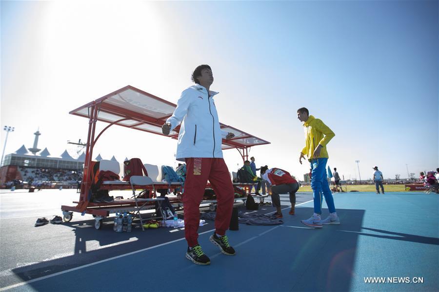 Chen Long (L) of China warms up during the men\'s high jump of athletics event at the 2018 Summer Youth Olympic Games in Buenos Aires, Argentina, on Oct. 14, 2018. Chen won the gold medal. (Xinhua/Li Ming)
