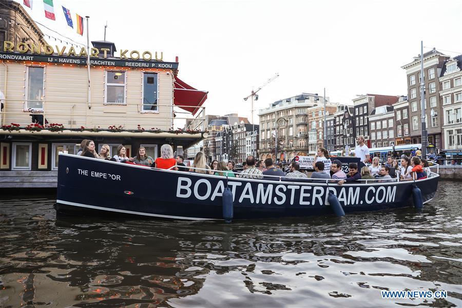 People go sightseeing by boat in Amsterdam, the Netherlands, Oct. 13, 2018. (Xinhua/Zheng Huansong)
