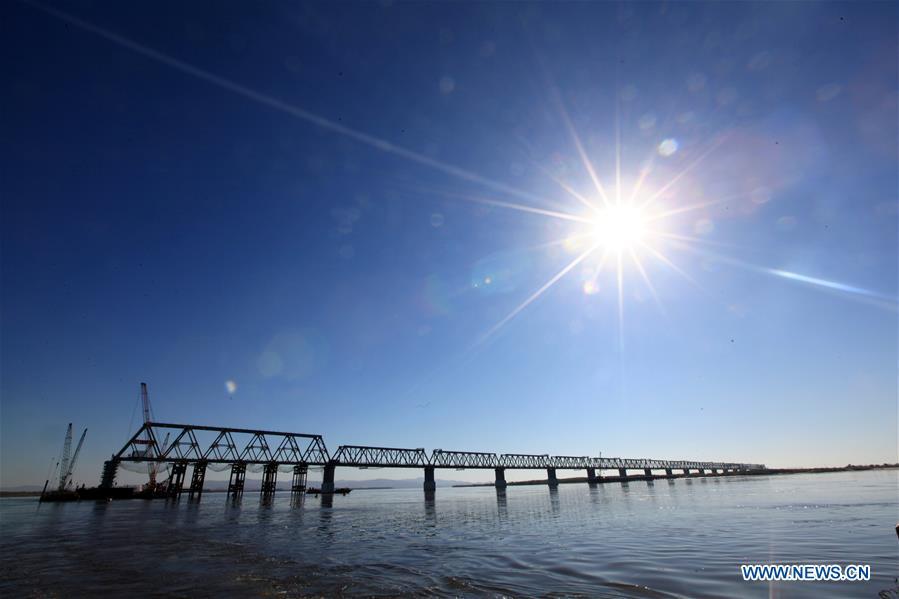 Photo taken on Oct. 13, 2018 shows the Chinese part of the China-Russia railway bridge linking city of Tongjiang in northeast China\'s Heilongjiang Province with Nizhneleninskoye in Russia. The main body of the Chinese part of the first cross-river railway bridge connecting with Russia was completed Saturday. The main bridge spans 2,215 meters, with 1,886 meters of that standing in China. Beginning construction in February 2014, the bridge has a designed annual throughput capacity of 21 million tonnes. (Xinhua/Ma Zhiyao)