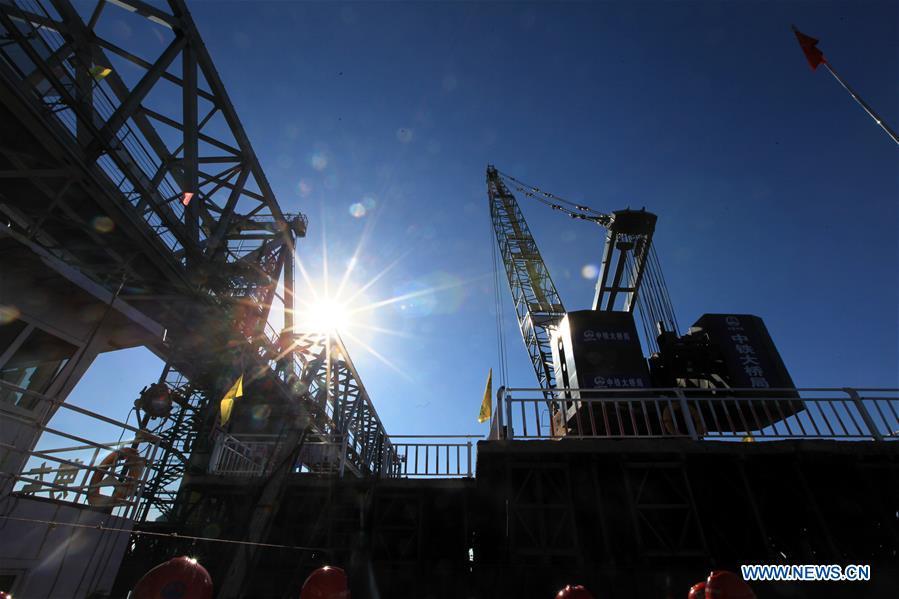 Photo taken on Oct. 13, 2018 shows the China-Russia railway bridge linking city of Tongjiang in northeast China\'s Heilongjiang Province with Nizhneleninskoye in Russia under construction. The main body of the Chinese part of the first cross-river railway bridge connecting with Russia was completed Saturday. The main bridge spans 2,215 meters, with 1,886 meters of that standing in China. Beginning construction in February 2014, the bridge has a designed annual throughput capacity of 21 million tonnes. (Xinhua/Ma Zhiyao)