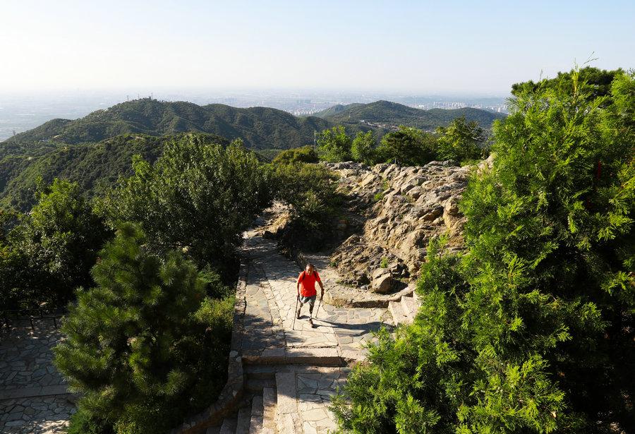 Xia Boyu climbs the incense burner peak in the Beijing Xiangshan Park.(Photo/China Daily)


Xia Boyu, who climbed Qomolangma on his fifth attempt to become China\'s first leg amputee to conquer the world\'s highest mountain at 8,844 meters, refuses to give up.

Since he conquered the summit of Qomolangma recently, the 69-year-old leg amputee, Xia Boyu, has become an inspirational figure for the Chinese public with his story of never giving up.