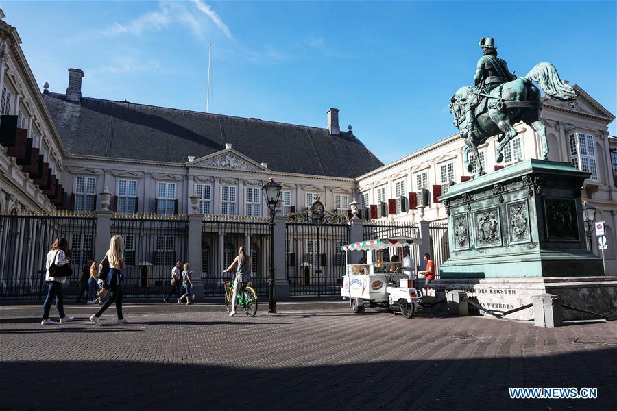 People pass by the Noordeinde Palace in the Hague, the Netherlands, Oct. 13, 2018. (Xinhua/Zheng Huansong)