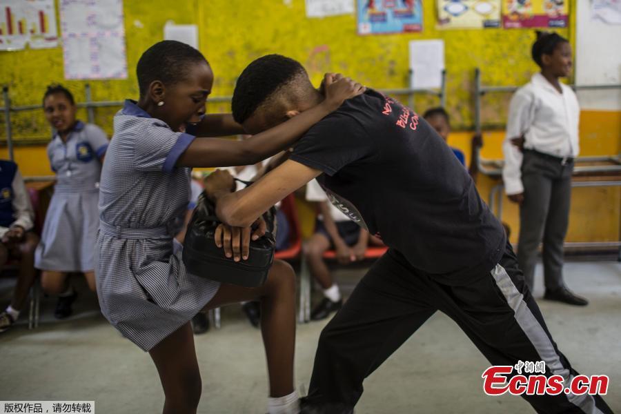 Official statistics suggest that more than 110 rapes are recorded by the police each day in South Africa. The figures are widely seen as inaccurate due to under-reporting. Some studies suggest only one in 13 rapes is reported to the police. In a classroom in the South African township of Soweto, girls listen carefully, knowing they need to learn how to avoid the threat of rape that hangs over their daily lives.(Photo/Agencies)
