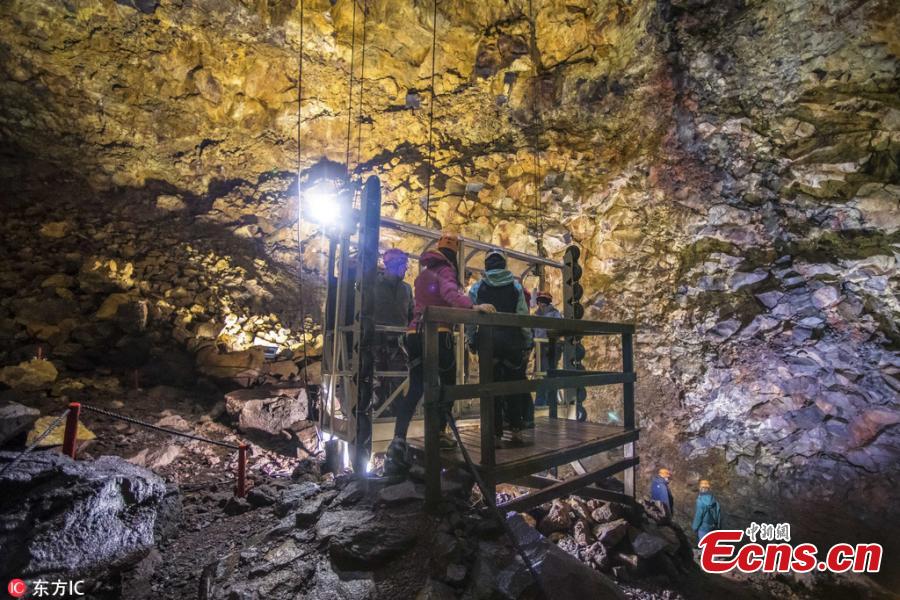 Florian Ledoux, 29, captured the images in an old magma chamber of an extinct Icelandic volcano called Thrihnukagigur. The photographer described the magical results of the eruption, which spread different-colored minerals on the cave’s walls, as a ‘jewel of Earth’. The magma chamber is often referred to as the heart of a volcano.  (Photo/IC)