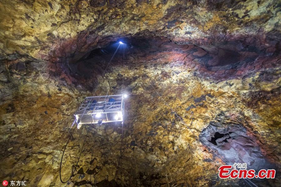 Florian Ledoux, 29, captured the images in an old magma chamber of an extinct Icelandic volcano called Thrihnukagigur. The photographer described the magical results of the eruption, which spread different-colored minerals on the cave’s walls, as a ‘jewel of Earth’. The magma chamber is often referred to as the heart of a volcano.  (Photo/IC)