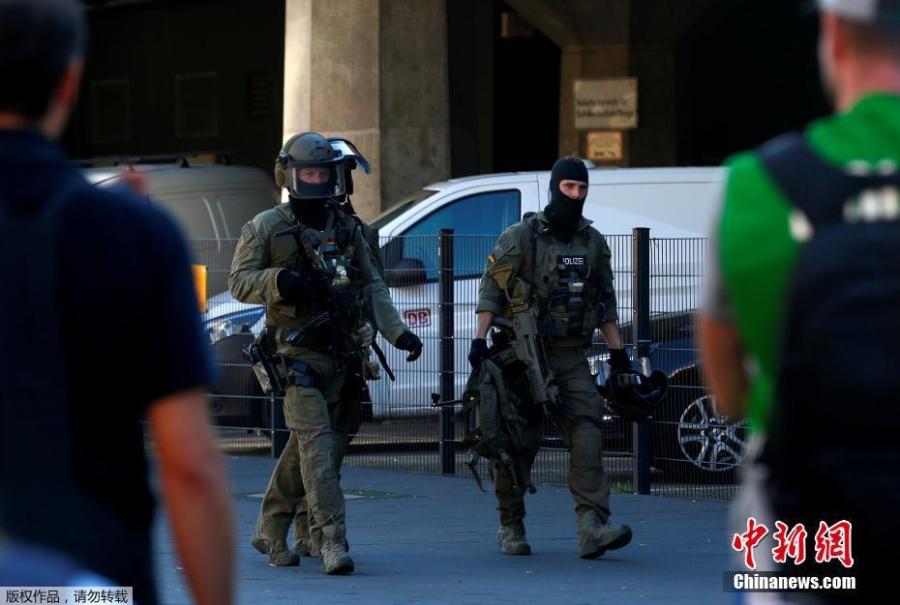 German special police walk near the main train station in Cologne, Germany, October 15, 2018, after the train station was closed after hostage-taking. German police have caught a suspected hostage-taker at Cologne’s main train station and freed the hostage, police said on Twitter. (Photo/Agencies)