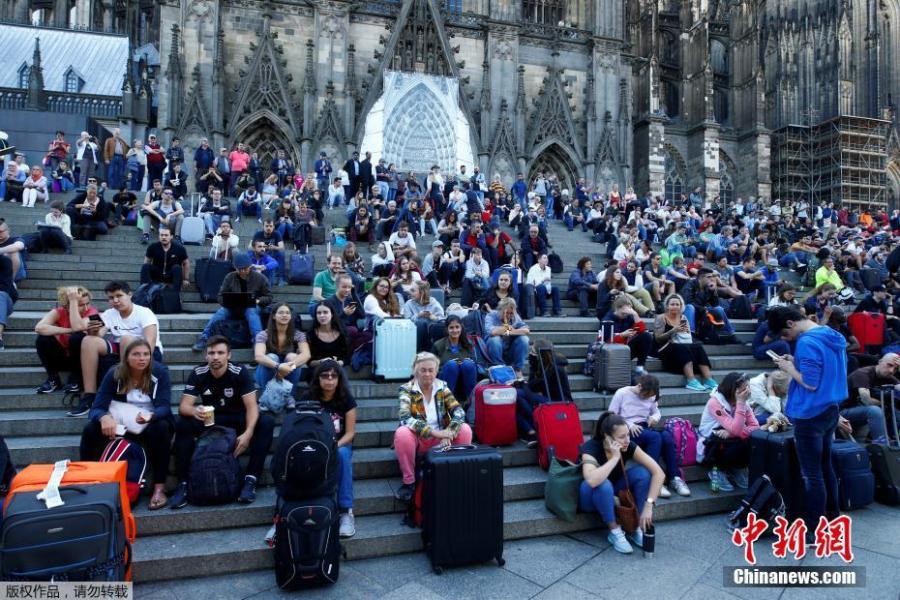 Passengers wait outside the main train station in Cologne, Germany, October 15, 2018, after the train station was closed after hostage-taking.  German police have caught a suspected hostage-taker at Cologne’s main train station and freed the hostage, police said on Twitter. (Photo/Agencies)