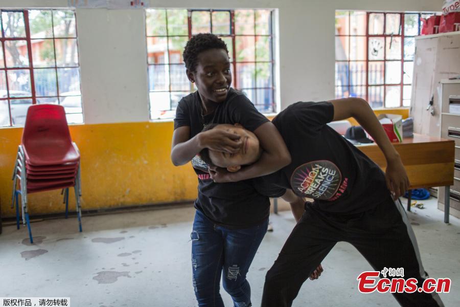 Instructors Ashlyn Tachuana (L), 19, and Letlhogonono Keohitlhetse (R), 22, demonstrate self-defense methods during a session with NGO Action Breaks Silence (ABS) called \'Empowerment through self-defense for women and girls\' which aims to create a world free form fear of gender based violence, at Mbuyisa Makhubu Primary School in the area of Orlando West, in the South African township of Soweto, on October 10, 2018. (Photo/Agencies)