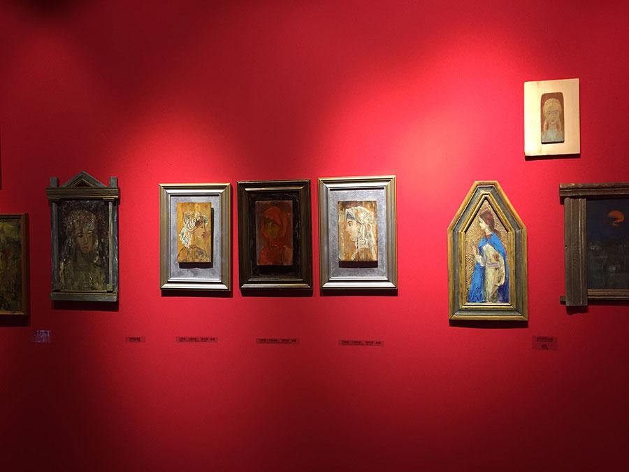 The Color of History, an exhibition at the Palace Museum\'s Yongshou Gong (the palace of longevity) through Nov. 19, shows a selection of the country\'s cultural relics and its people\'s creativity in decorative and applied arts through the centuries. (Photo provided to China Daily)