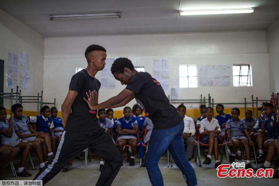 Instructors Ashlyn Tachuana (R),19, and Letlhogonono Keohitlhetse (L), 22, demonstrate self-defense methods during a session with NGO Action Breaks Silence (ABS) called \'Empowerment through self-defense for women and girls\' which aims to create a world free form fear of gender based violence, at Mbuyisa Makhubu Primary School in the area of Orlando West, in the South African township of Soweto, on October 10, 2018. (Photo/Agencies)