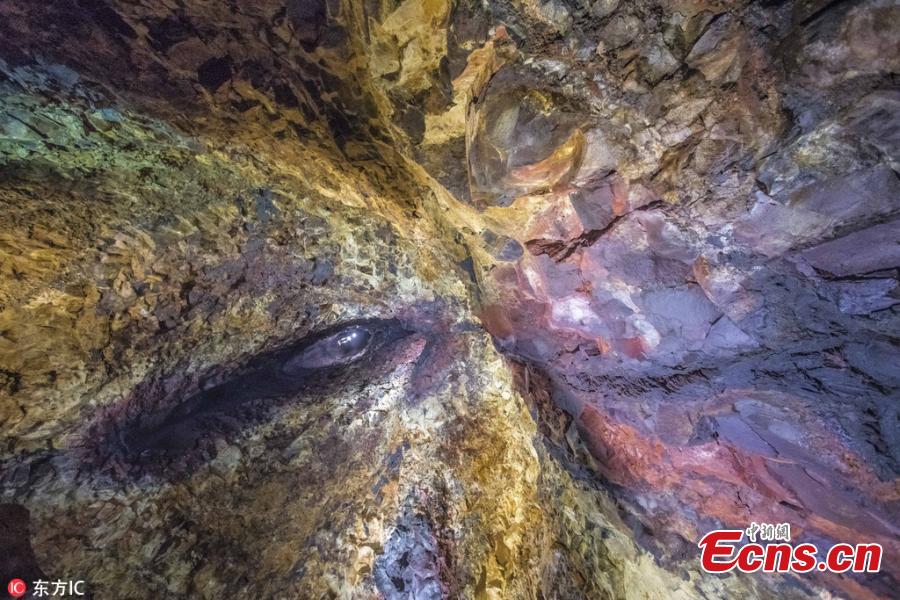 Florian Ledoux, 29, captured the images in an old magma chamber of an extinct Icelandic volcano called Thrihnukagigur. The photographer described the magical results of the eruption, which spread different-colored minerals on the cave’s walls, as a ‘jewel of Earth’. The magma chamber is often referred to as the heart of a volcano.  (Photo/IC)
