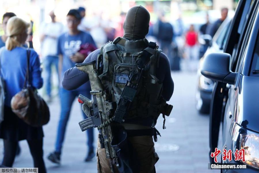 German special police walk near the main train station in Cologne, Germany, October 15, 2018, after the train station was closed after hostage-taking. German police have caught a suspected hostage-taker at Cologne’s main train station and freed the hostage, police said on Twitter. (Photo/Agencies)